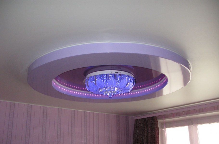 Круглый потолок с подсветкой