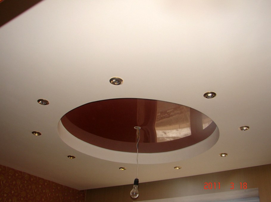 Потолки в зале натяжные с кругом