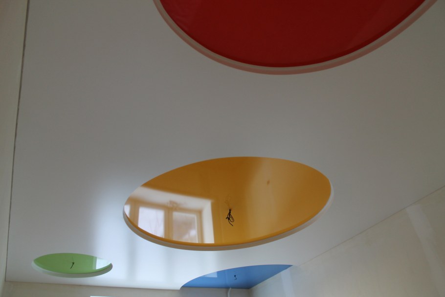 Потолок с черным круго