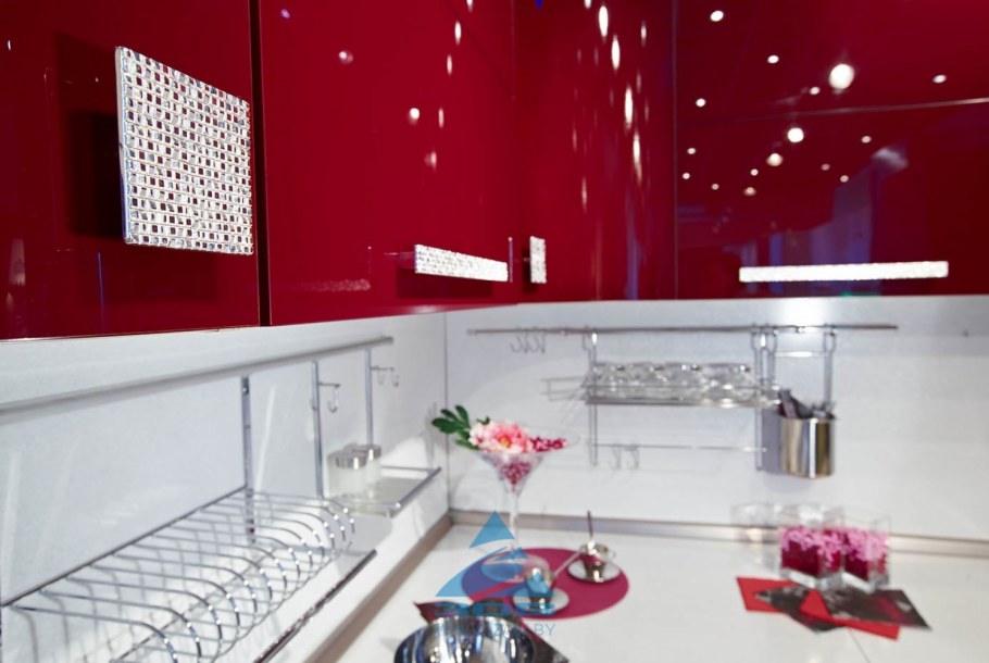 Кухня со стразами на фасадах