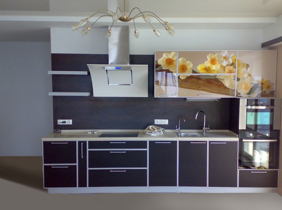 Кухонный фасад в алюминиевой рамке