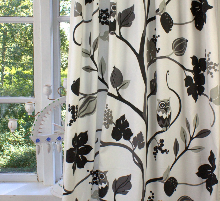 Бордовые шторы в интерьере гостиной