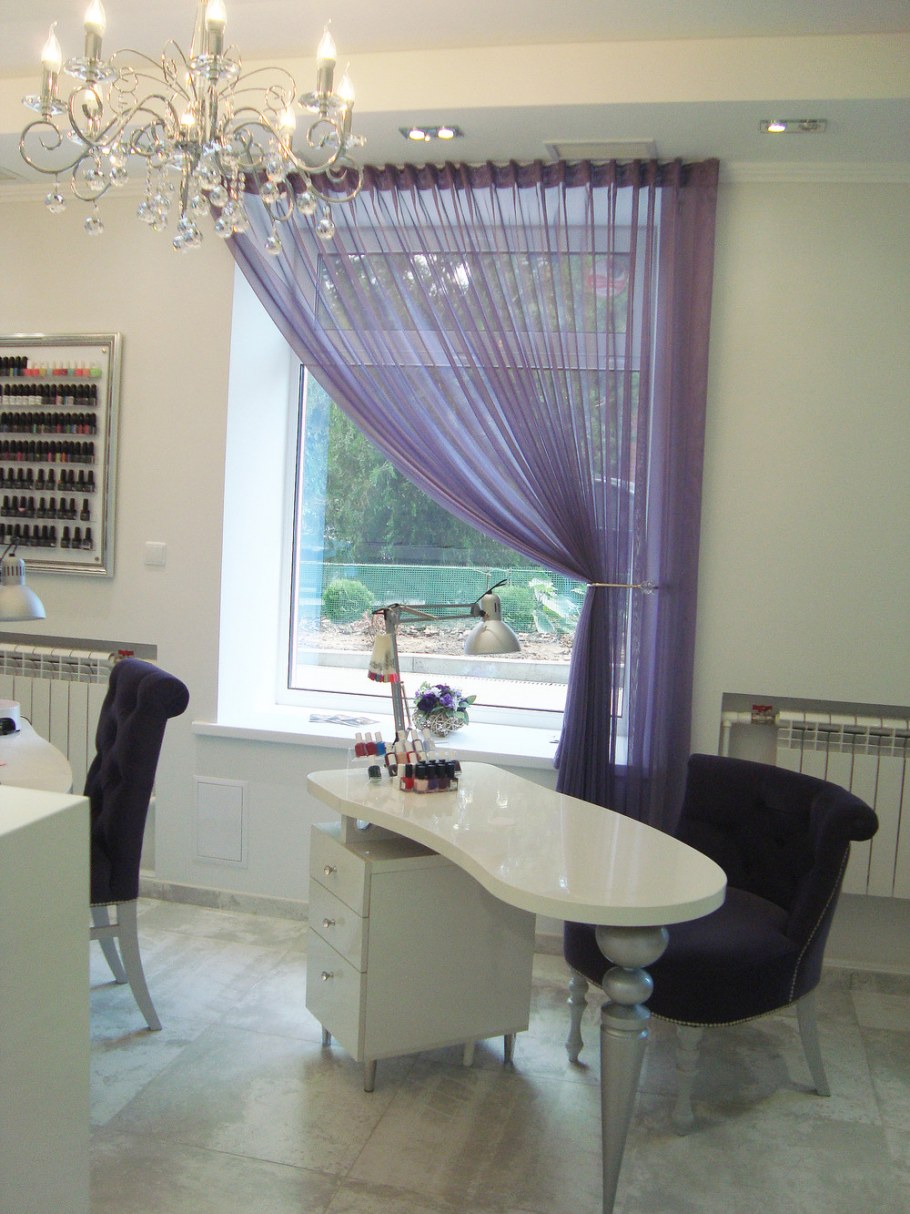 Шторы в салоне красоты