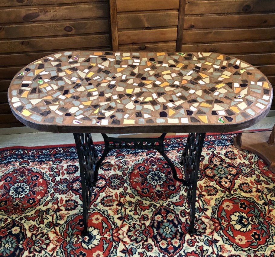 Журнальный столик из дерева