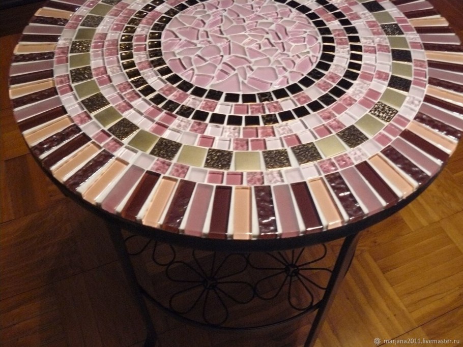 Стол декорированный плиткой