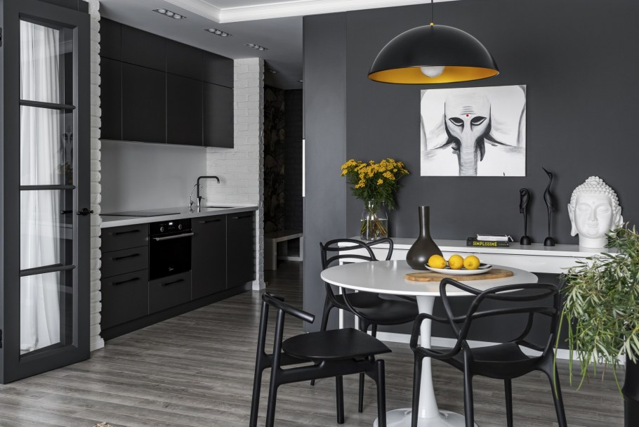 Серо белая кухня с желтыми акцентами