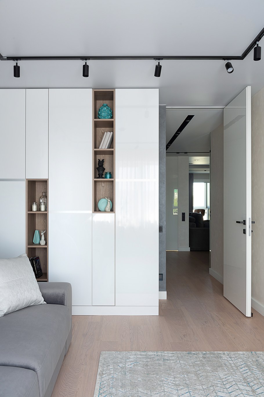 Раздвижные минималистичные двери в квартире