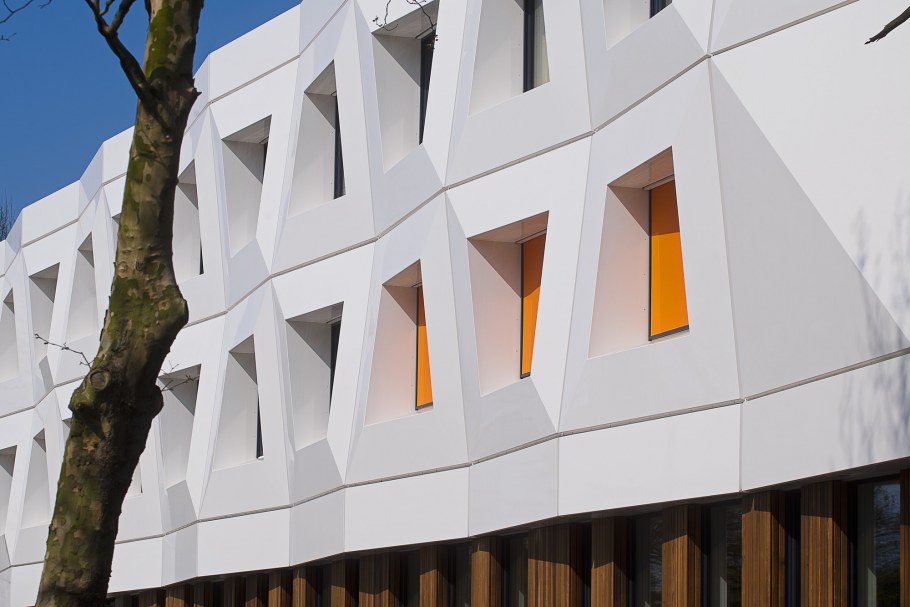 Необычные окна на фасаде