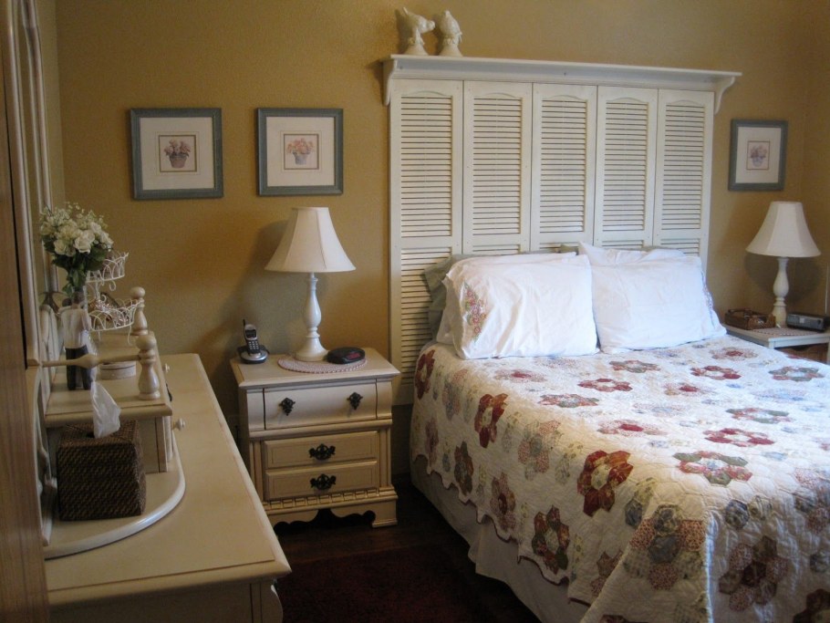 Изголовье из жалюзийных дверок