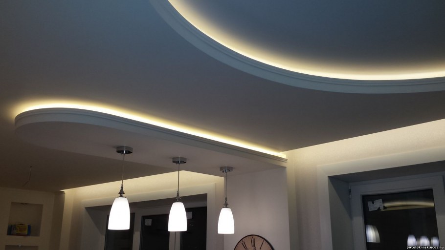 Потолок в кухне-гостиной