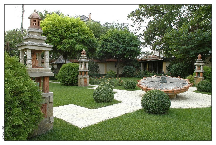 Японский сад с беседкой и прудиком