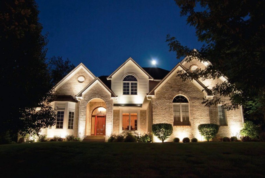 Подсветка фасада с земли