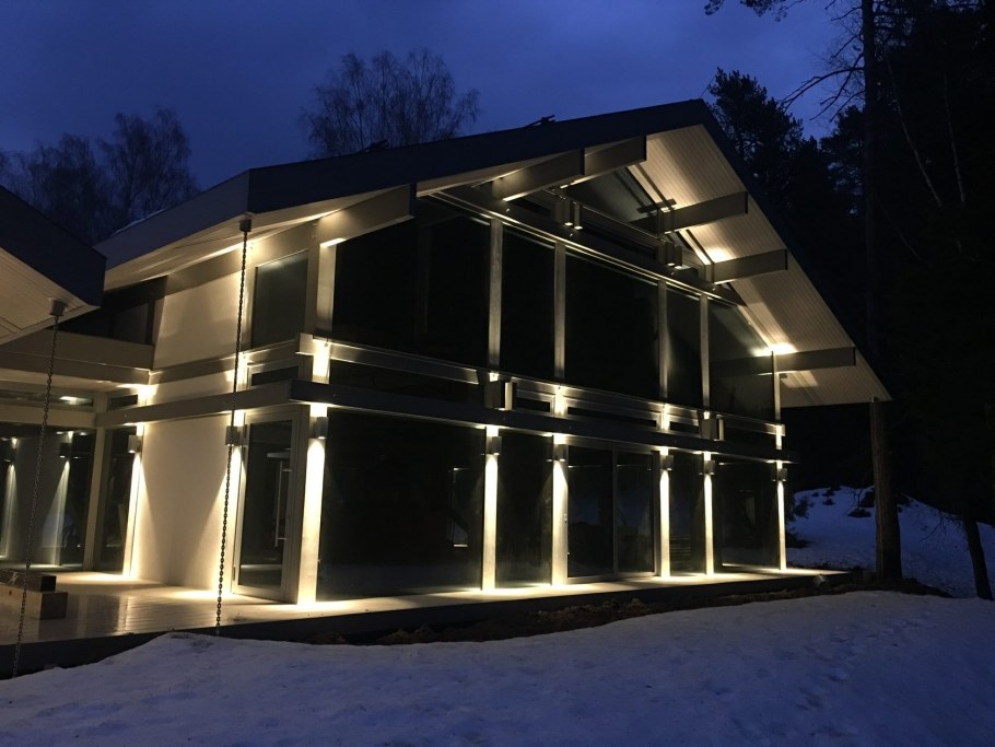 Подсветка фасада стиль Райт снизу