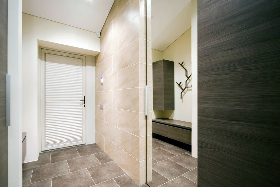 Светлая плитка на стенах в прихожей