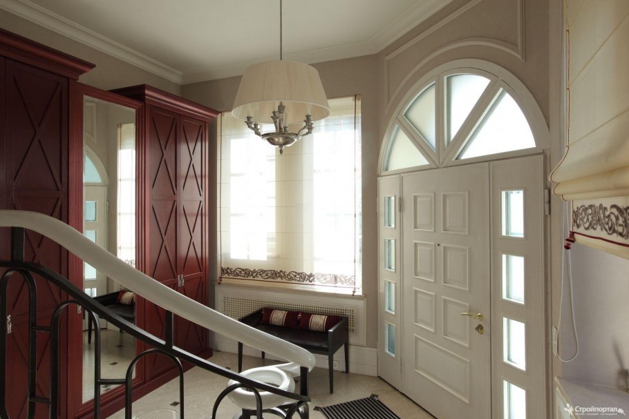 Двери в интерьере коттеджа