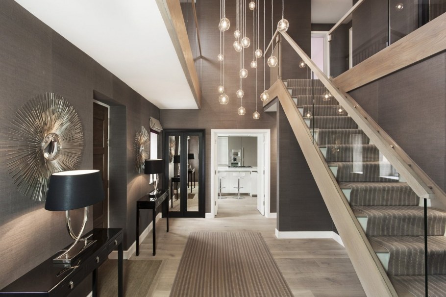 Холл с лестницей в частном доме