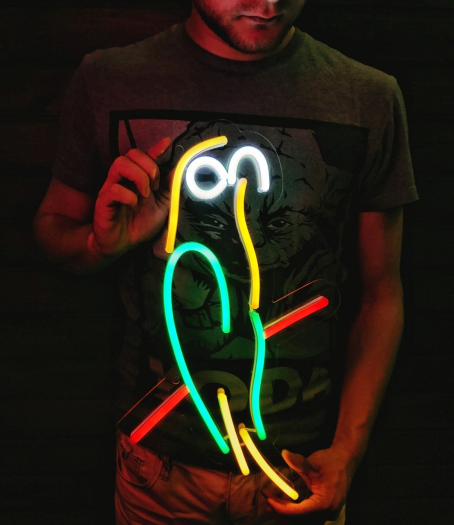 Неон на стену в комнату