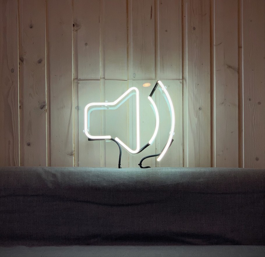 Неоновая вывеска на оргстекле