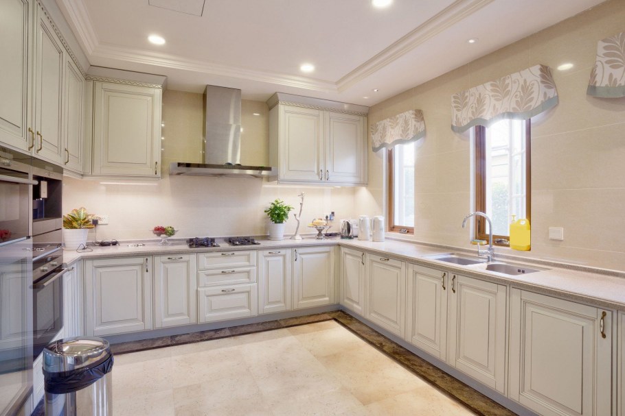 Кухни в классическом стиле в светлых тонах