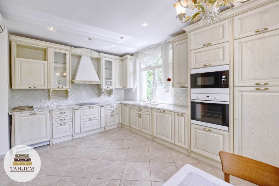 Кухни Неоклассика светлые угловые до потолка