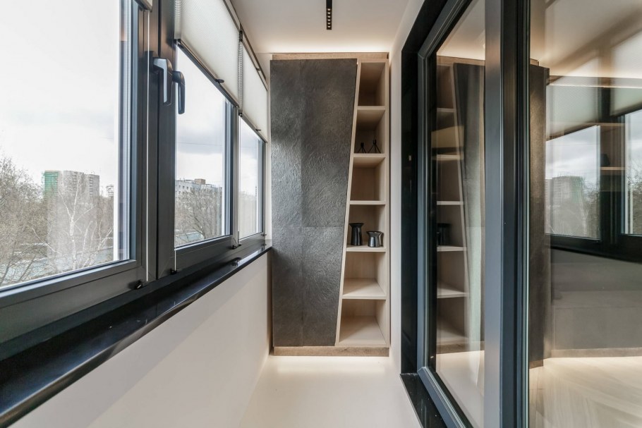 Поддоны деревянные на балконе