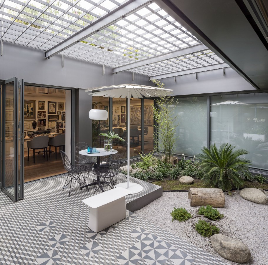 Внутренний двор в офисе