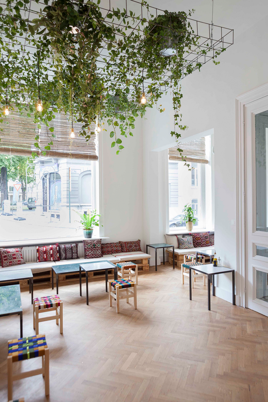 Интерьер садика с висячими облаками