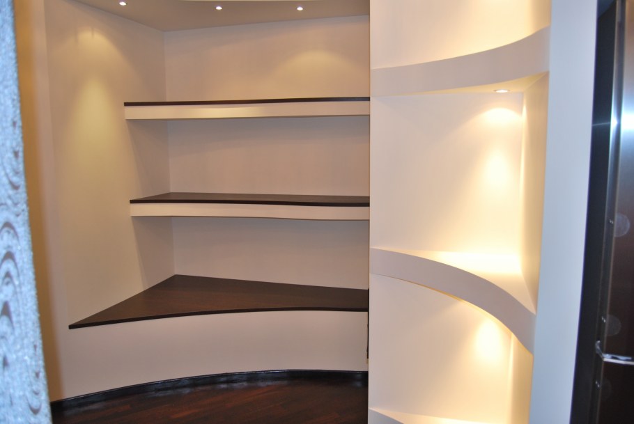 Встроенные полки в стене под телевизор