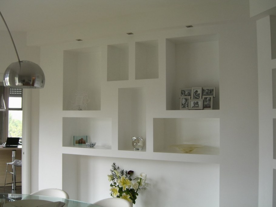 Полка над диваном с подсветкой