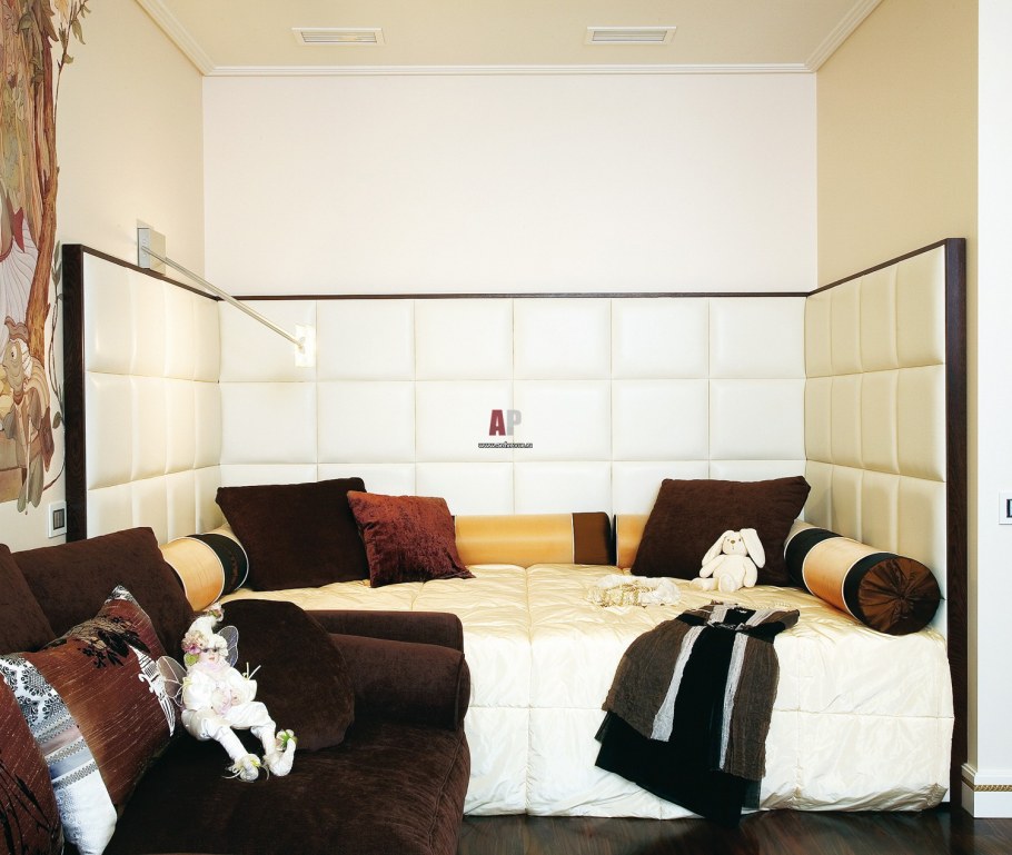 Кровать в нише комнаты