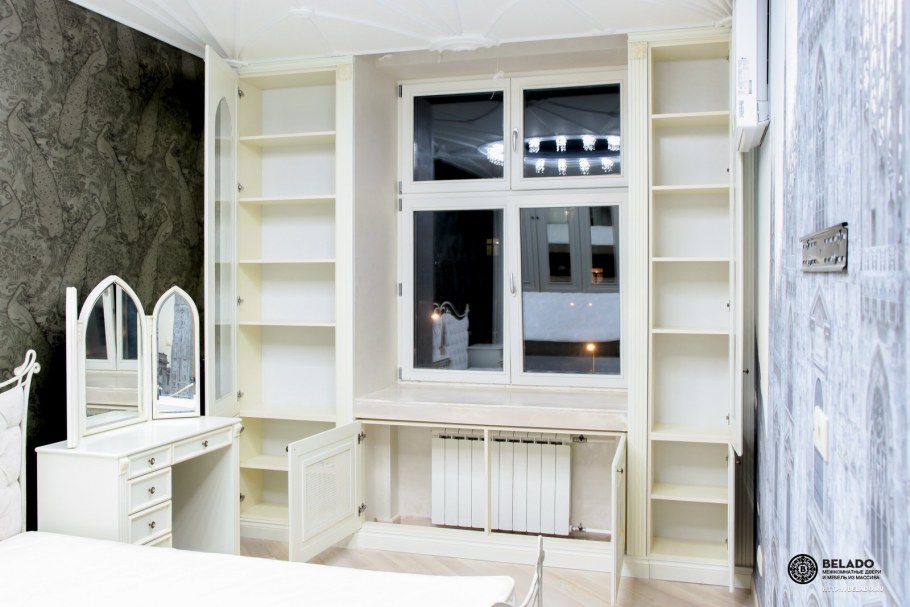 Современный интерьер вокруг окна в столовой