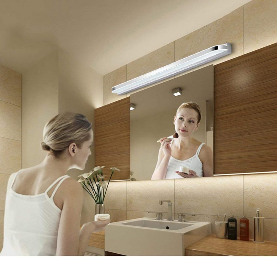 Светильник над зеркалом в ванной