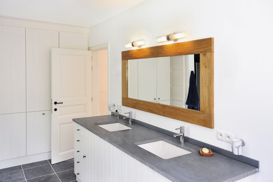 Светильник над раковиной в ванной