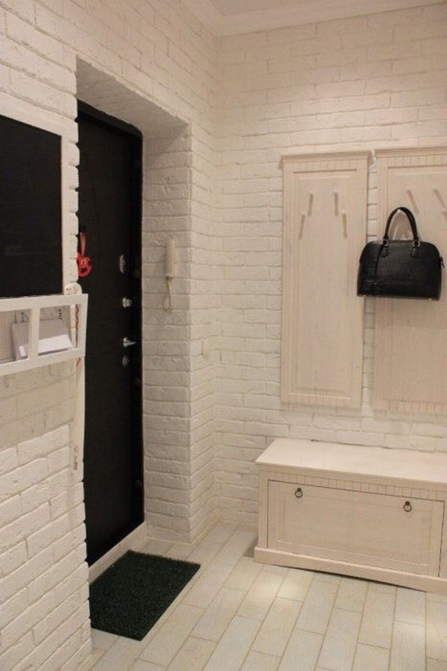 Белый кирпич в прихожей