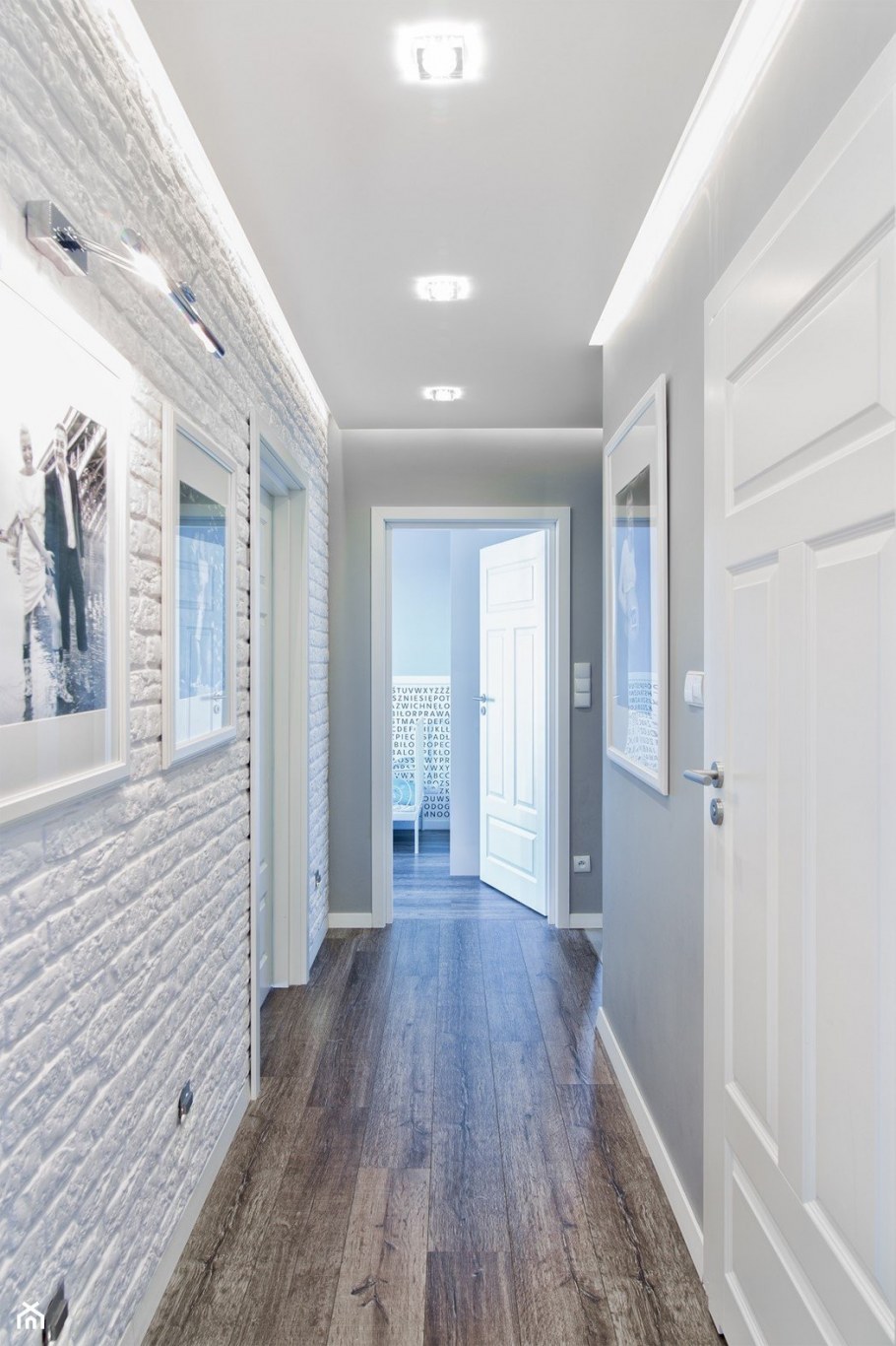 Белый кирпич в прихожей