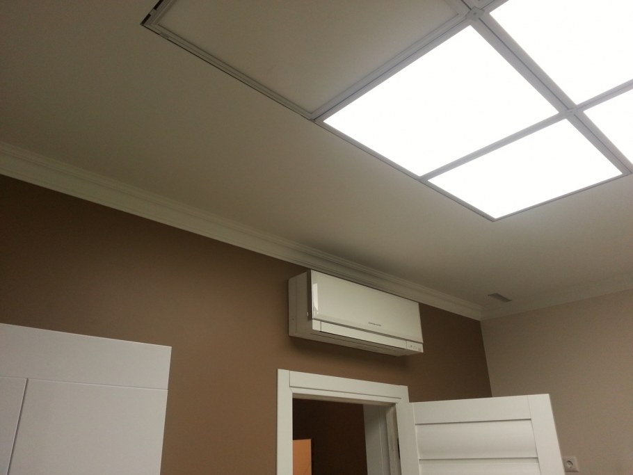 Кондиционер над дверью в комнату