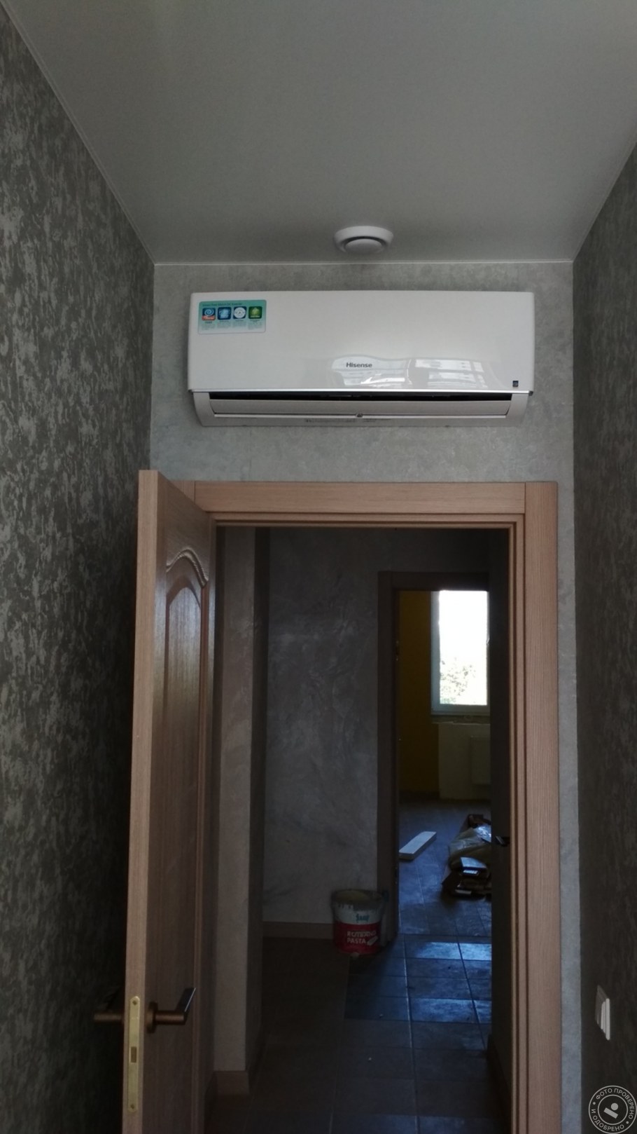 Кондиционер над дверью в спальне
