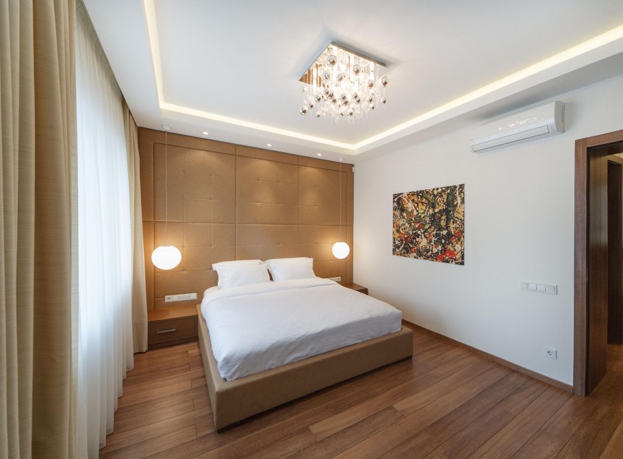 Кондиционер над кроватью в спальне