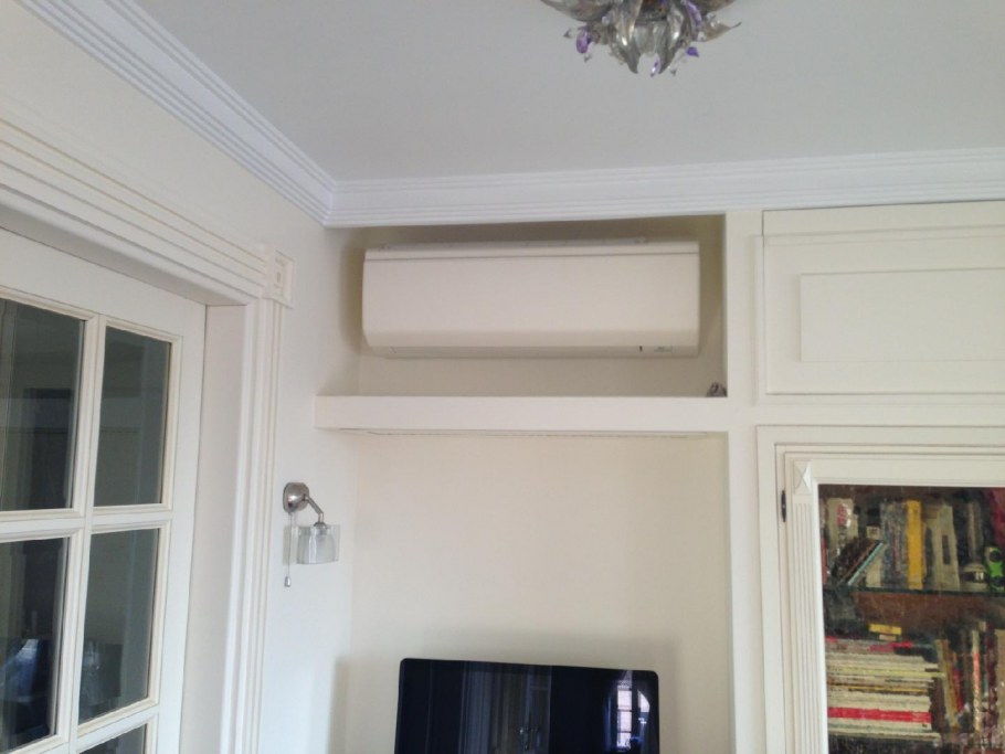 Кондиционер над окном