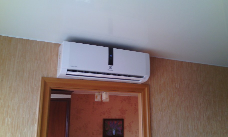 Кондиционер над шкафом