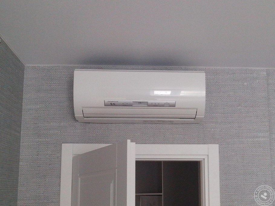 Кондиционер над дверью в комнату