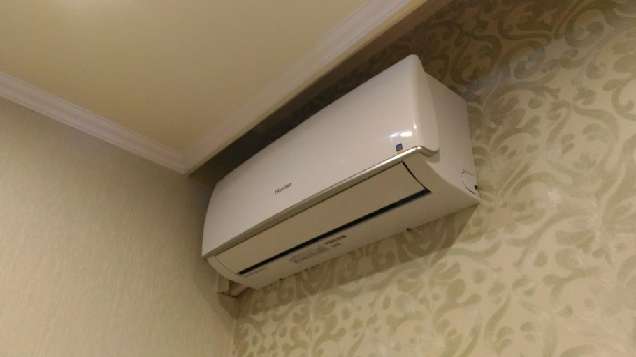 Кондиционер в интерьере спальни