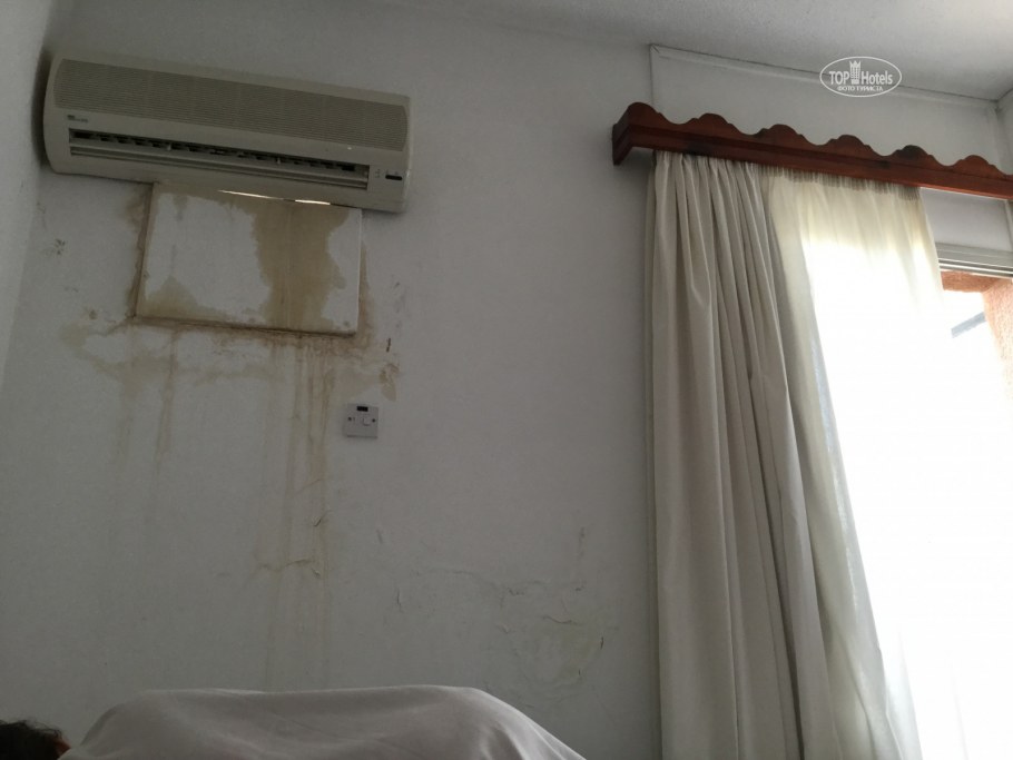 Кондиционер над дверью в комнату