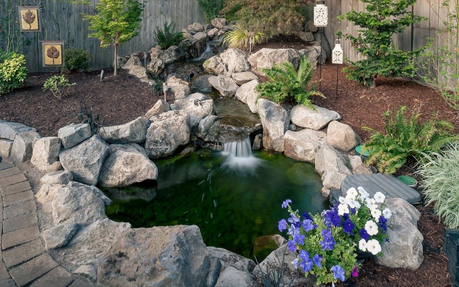 Искусственное водопад на бассейне