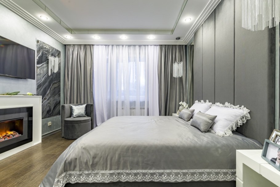 Интерьер спальни с окном