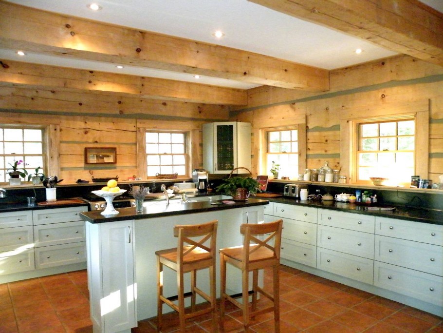 Кухонный гарнитур глянцевый в деревянном доме