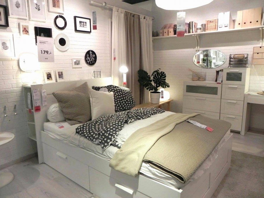 Кровать ХЕМНЭС икеа в интерьере черная