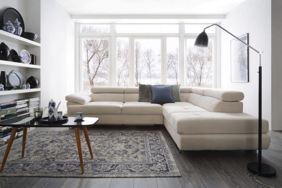 Ковры в интерьере гостиной с угловым диваном