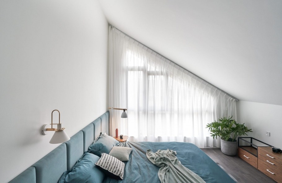 Современные шторы на скошенные окна