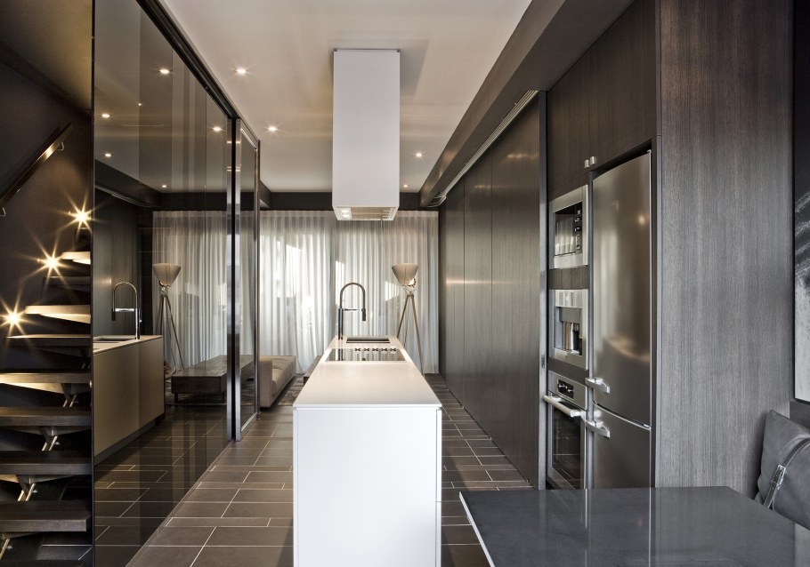 Кухня с гостиной в таунхаусе